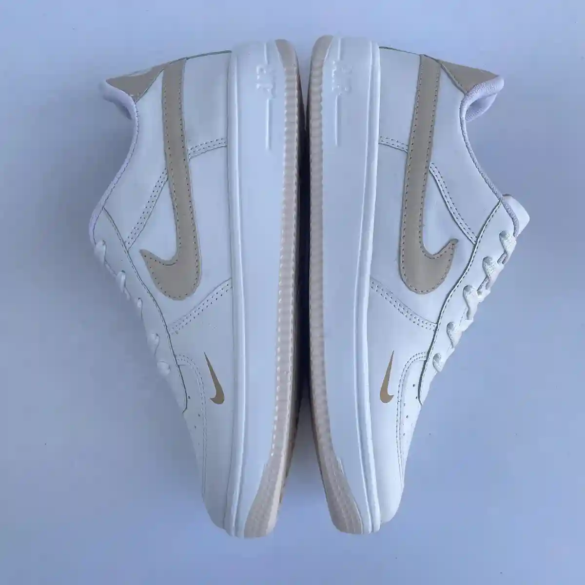 کفش اسپرت  زنانه و مردانه نایک ایر nike air سفید کرم